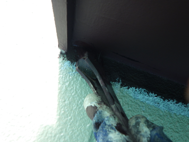 軒天の２回目塗装中です