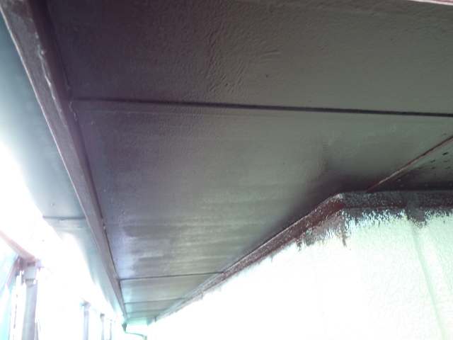 軒天の２回目塗装終了です