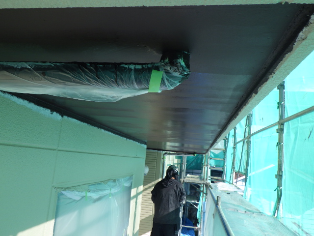 軒天の２回目塗装終了です