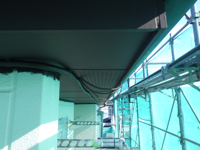 軒天の２回目塗装終了です