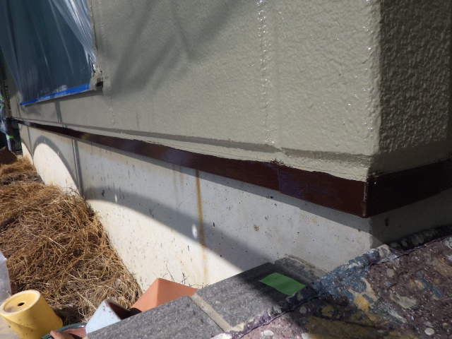 土台水切りの上塗り終了です