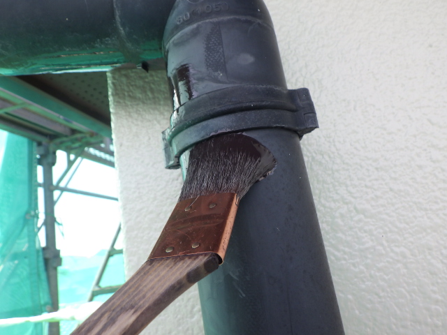 雨樋の１回目塗装中です