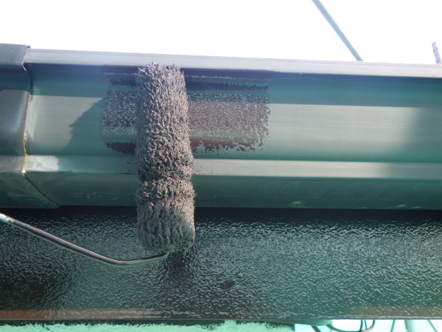 雨樋の１回目塗装中です