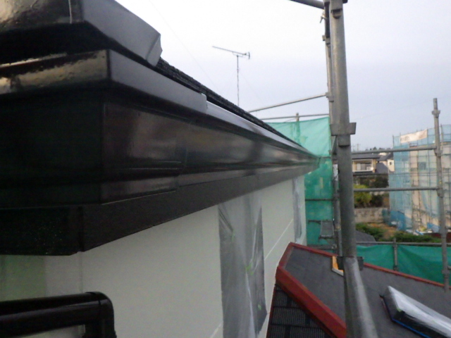 雨樋の１回目塗装終了です