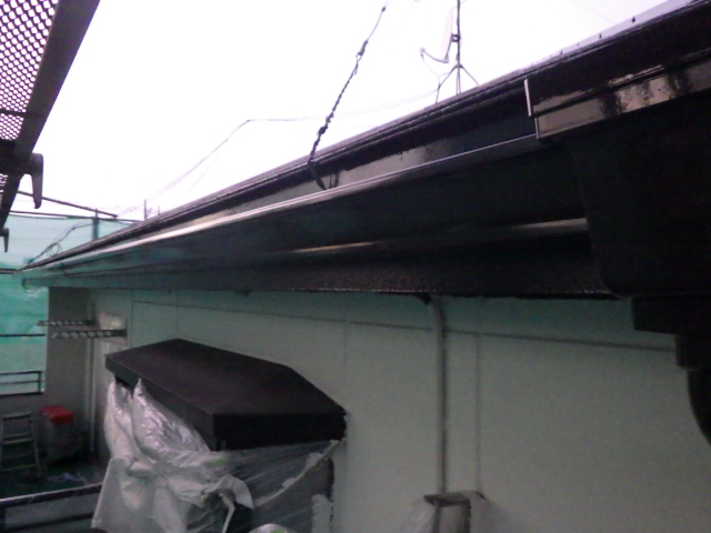 雨樋の１回目塗装終了です
