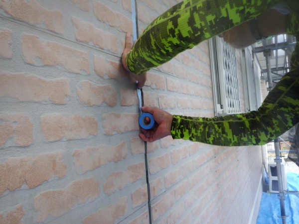 目地のシリング用養生中です