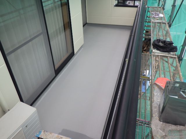 ベランダ床のTOP塗装１回目終了です