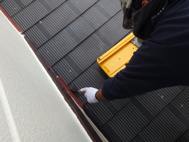 下屋根の中塗り刷毛塗装中です