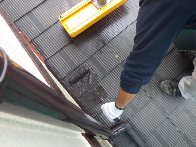 下屋根の中塗り刷毛塗装中です