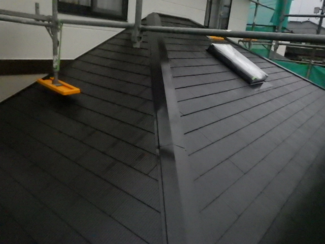 下屋根の中塗り塗装終了です