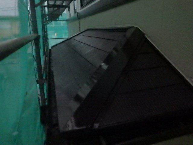 下屋根の中塗り塗装終了です