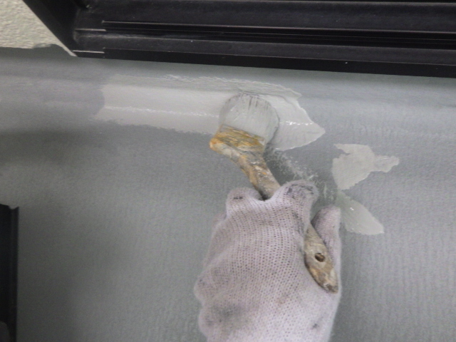 ベランダ床のTOP２回目塗装中です