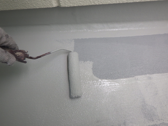 ベランダ床のTOP２回目塗装中です