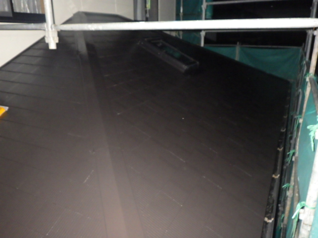 下屋根の上塗り塗装が終了しました