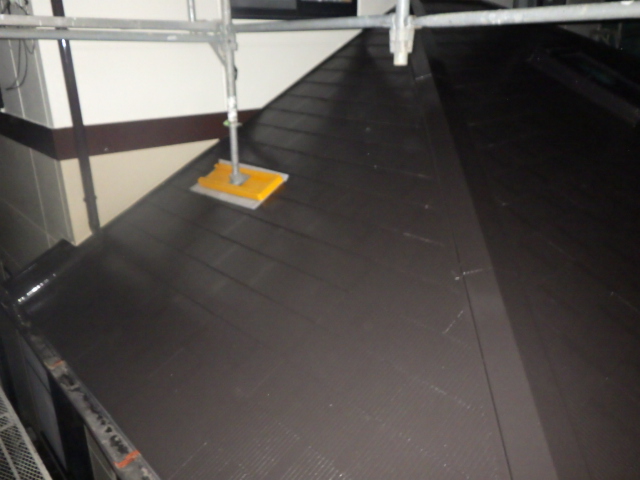 下屋根の上塗り塗装が終了しました