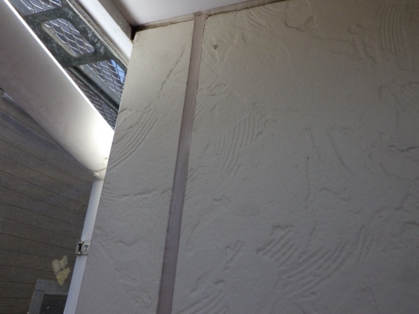 外壁縦目地のシーリング終了です