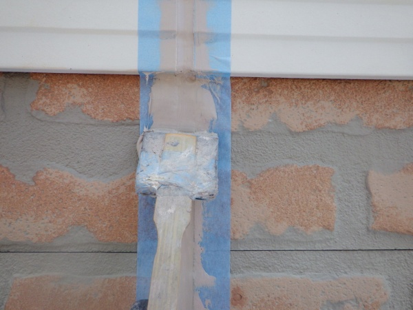 外壁縦目地のシーリング中です