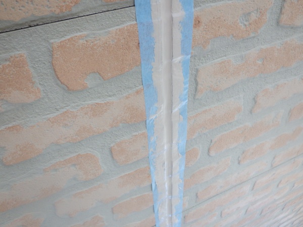 外壁縦目地のシーリング中です