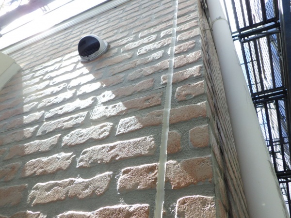 外壁縦目地のシーリング終了です