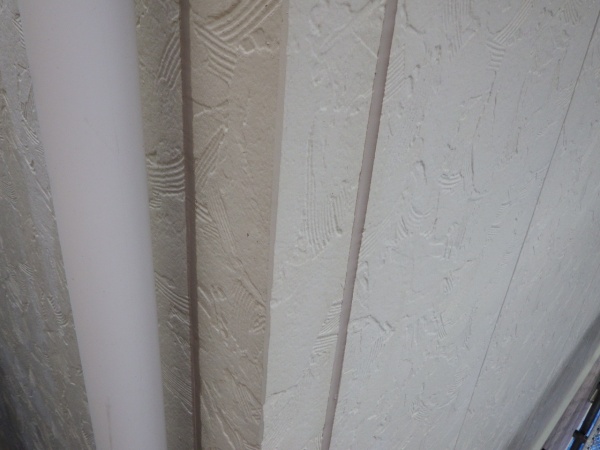 外壁縦目地のシーリング終了です