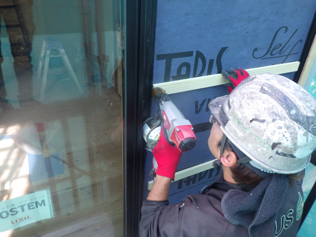 胴縁の固定中です