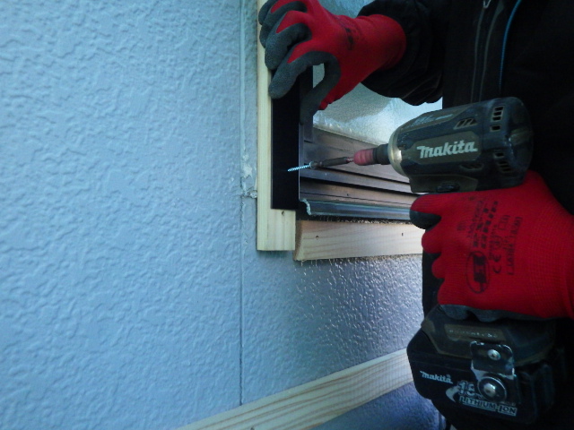 L字アングルの取り付け中です