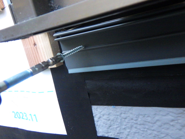 回り縁鋼板受けの取り付け中です