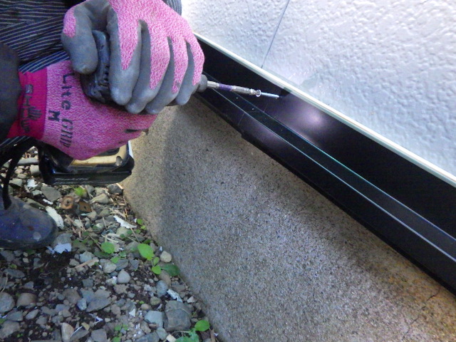 土台水切りの取り付け中です