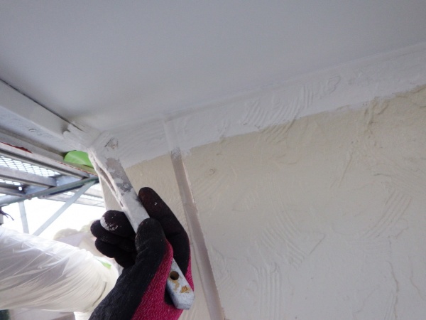 軒天の１回目刷毛塗装中です