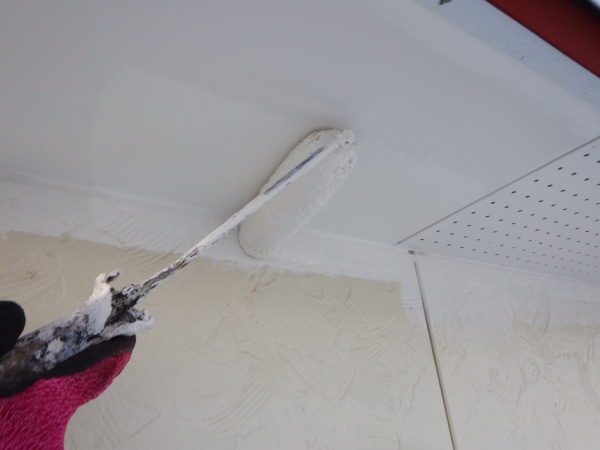 軒天の１回目ローラー塗装中です