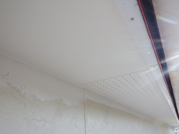 軒天の１回目塗装終了です