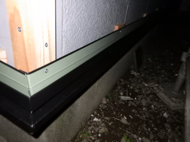 土台水切り、端部カバーの取り付け終了です