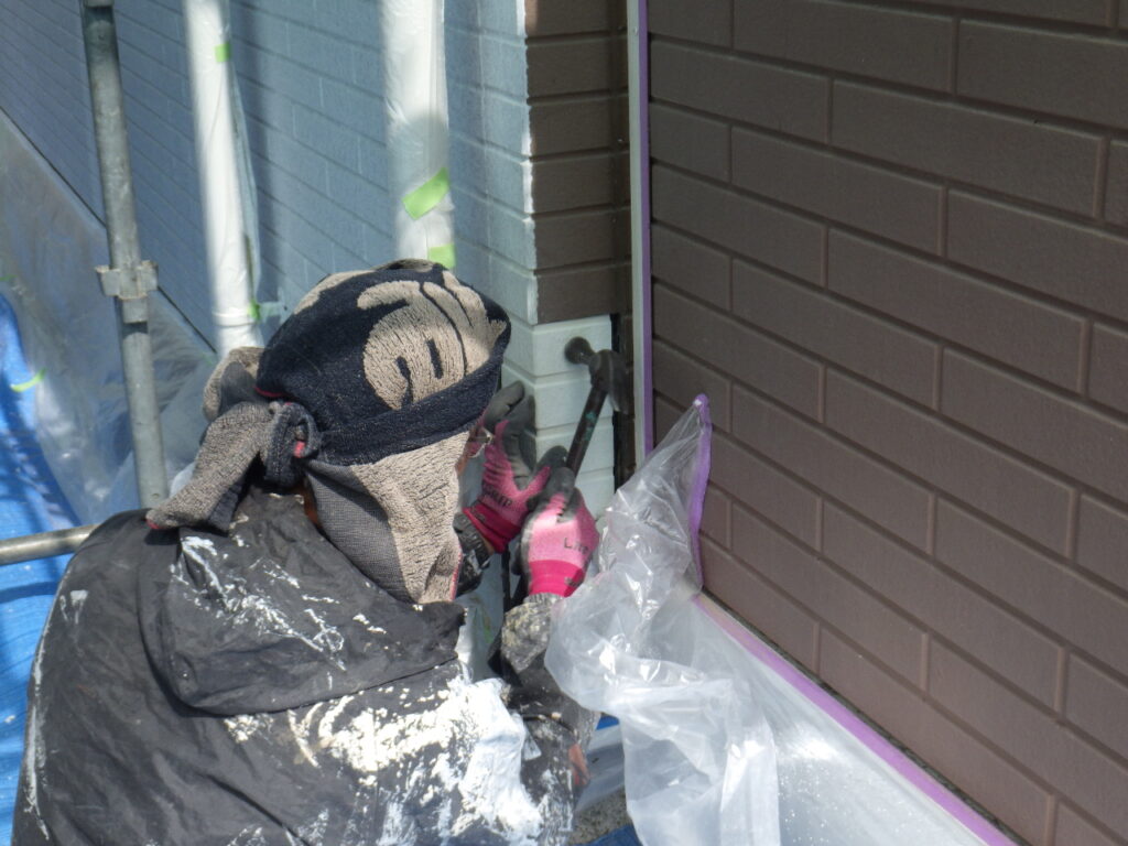 新規出隅取り付け中
