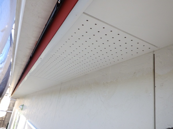 軒天の１回目塗装終了です