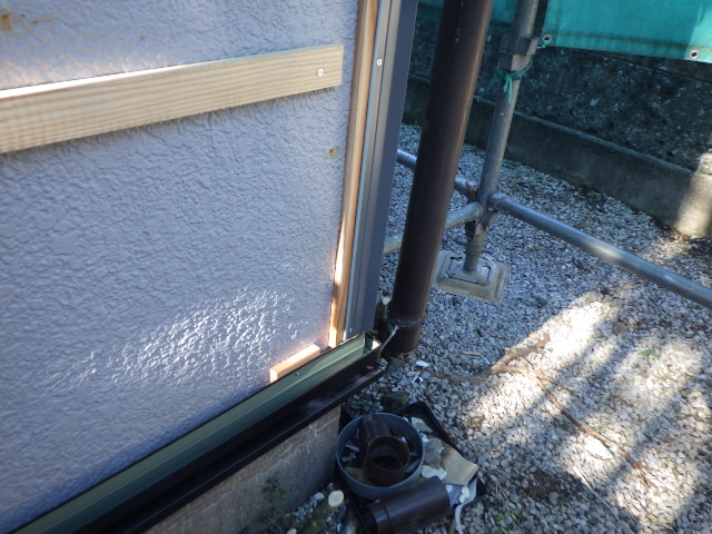 出隅カバー受け金具を取り付けました