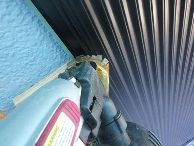 サイディングの固定中です