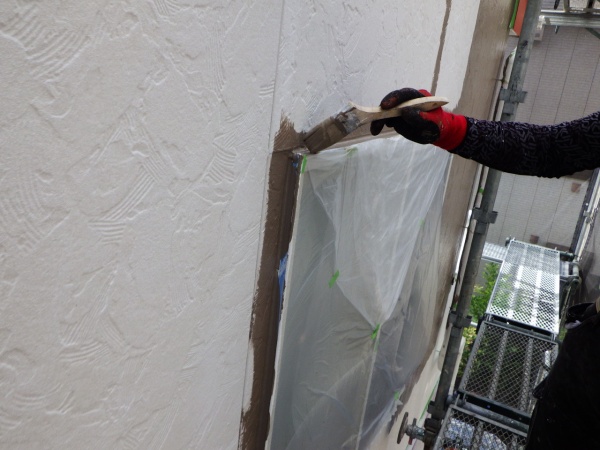 上段外壁の中塗り中です