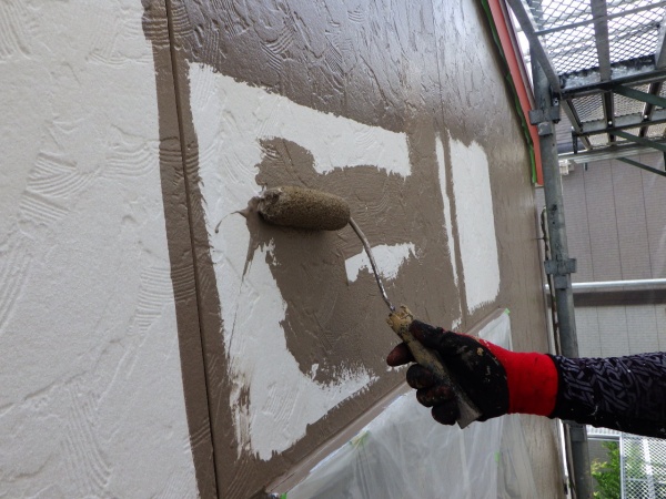 上段外壁の中塗り中です
