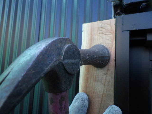 回り縁カバーの取り付け中です