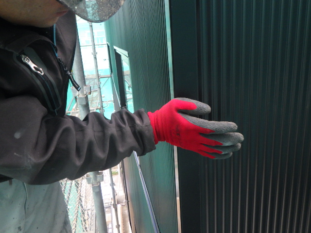 出隅カバーの取り付け中です