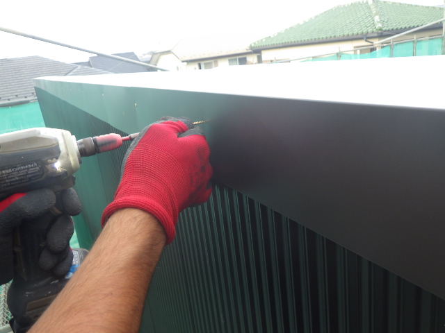 笠木の取り付け中です