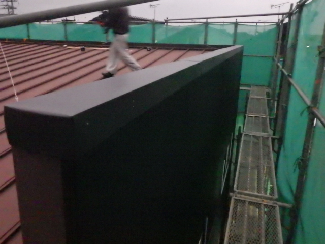 笠木の取り付け終了です