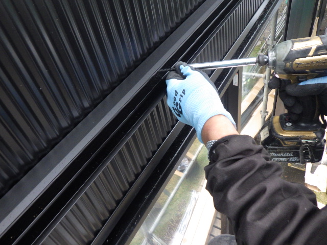 桁掛けの取り付け中です