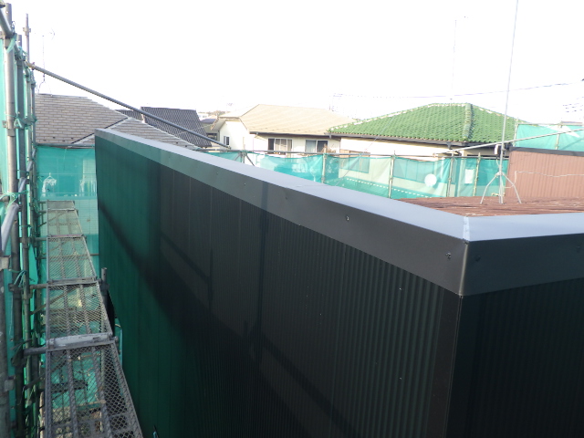 笠木取り付けが終了しました