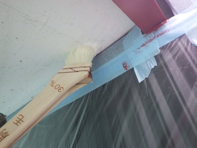 軒天１回目塗装中です