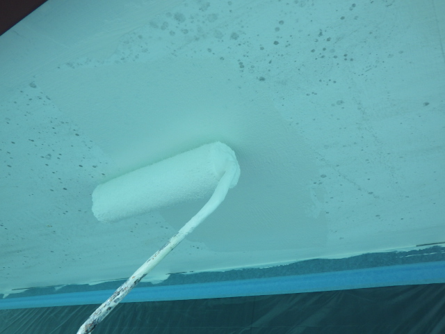 軒天１回目塗装中です