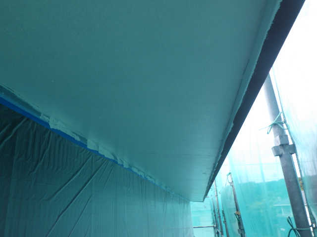 軒天１回目塗装終了です