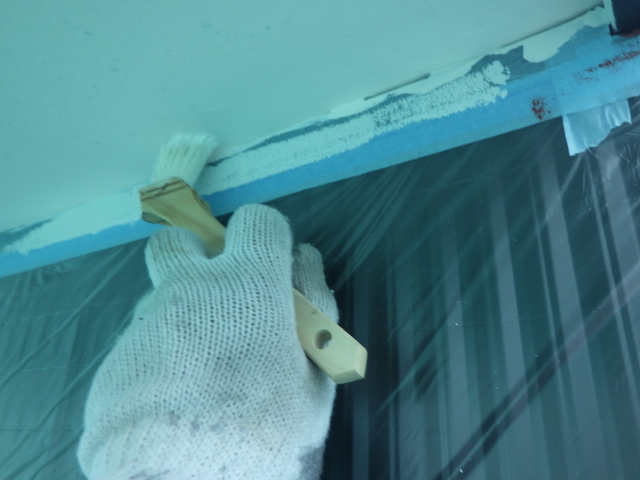 軒天２回目塗装中です