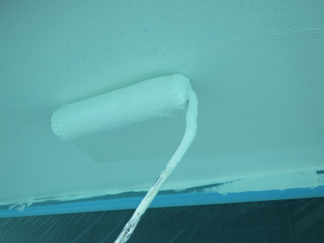 軒天２回目塗装中です