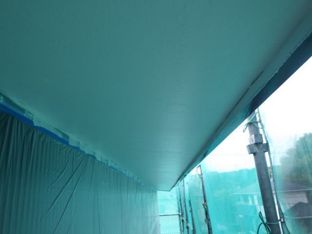 軒天２回目塗装終了です